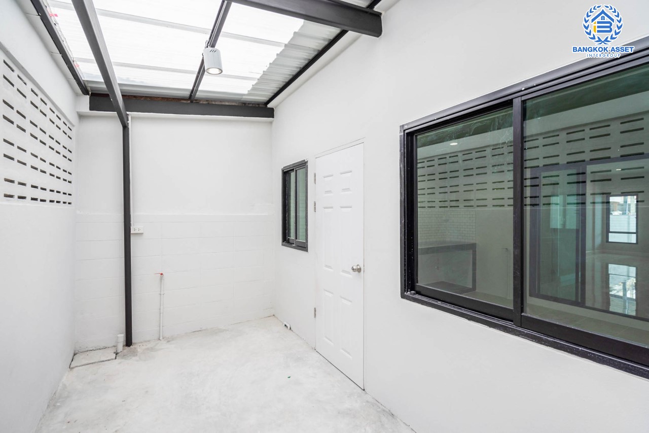 บ้านมือสองตกแต่งใหม่ ม.พิบูลย์การ์เด้นวิลล์ ถนนพิบูลย์สงคราม-พระราม5 ทาวน์เฮ้าส์หลังใหญ่ ทำเลโซเมือง! เนื้อที่ 23.2 ตร.ว. ฟังก์ชัน 3 ห้องนอน 2 ห้องน้ำ บนสุดยอดทำเล! เชื่อมถนนพิบูลย์สงคราม, วงศ์สว่าง, นครอินทร์ และติวานนท์ ใกล้จุดขึ้นทางด่วนศรีรัช-วงแหวนรอบนอก และเพียง 5 นาที ถึงรถไฟฟ้าสถานี "แยกติวานนท์"